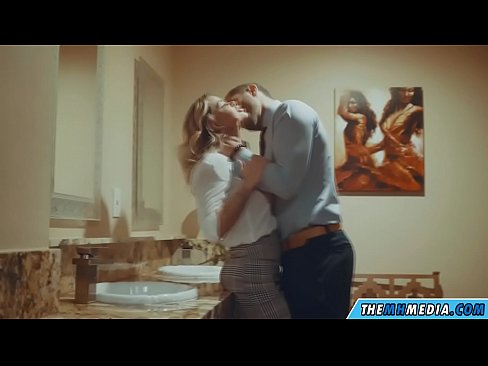 ❤️ Döşlü sarışın sizi ictimai tualetdə aldatdıqda ❤️❌ Porno bizdə